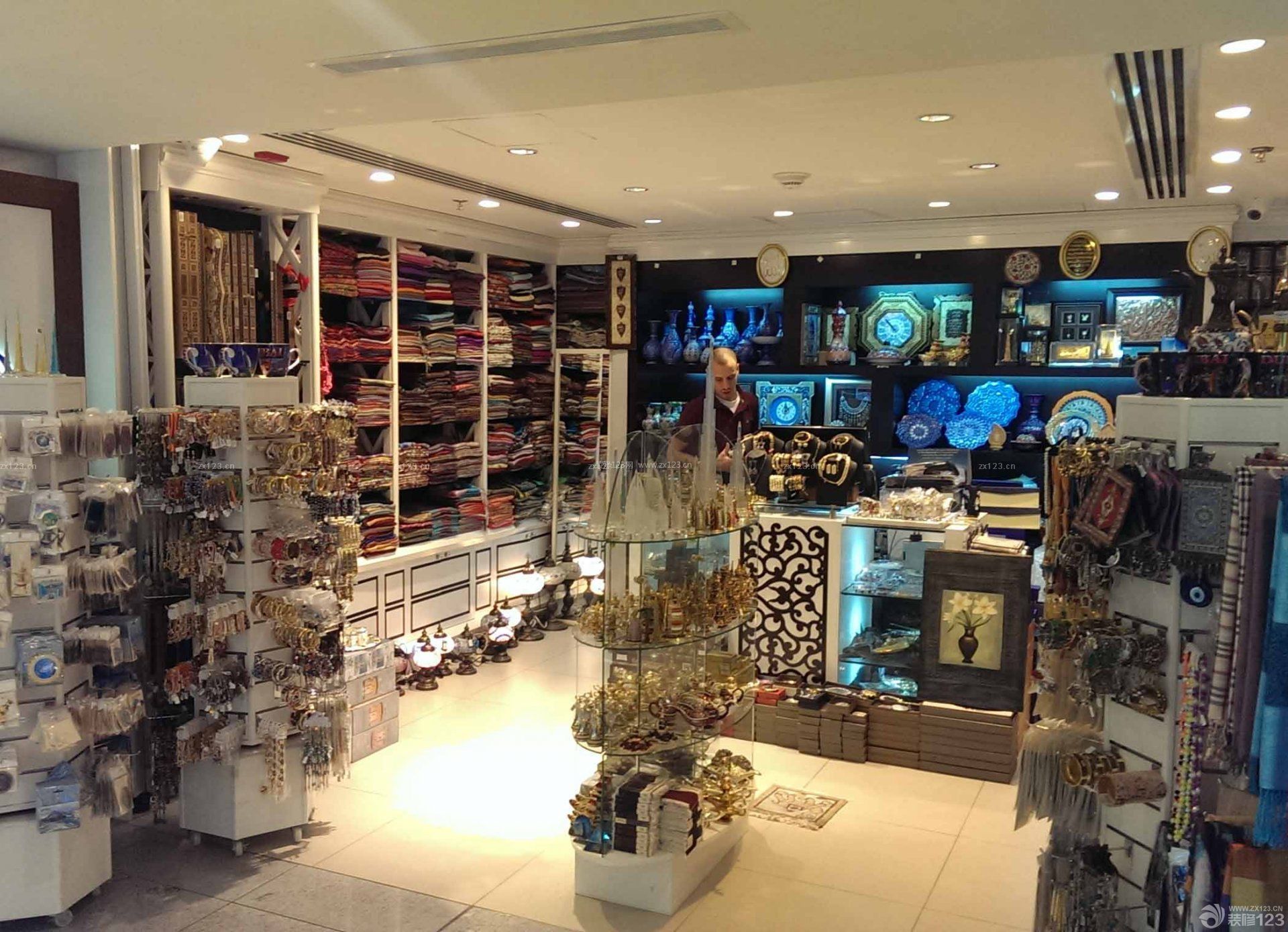 小型店面室內(nèi)裝修設(shè)計(jì) 從設(shè)計(jì)效果圖到極致空間的室內(nèi)裝潢策略